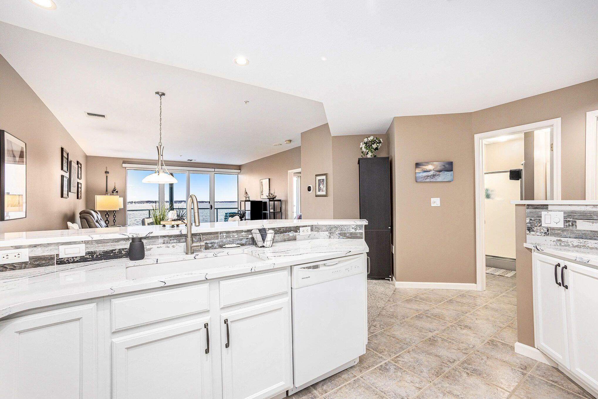 2694 Lakeshore Drive E403