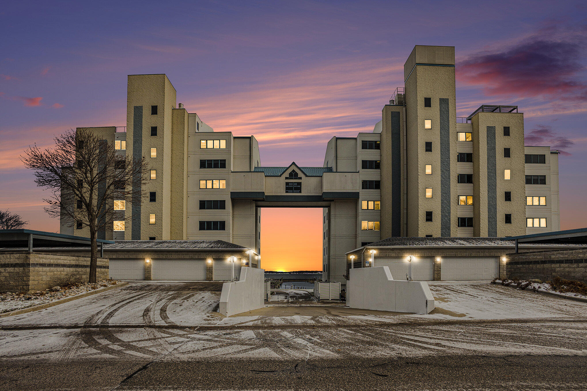 2964 Lakeshore Drive E403