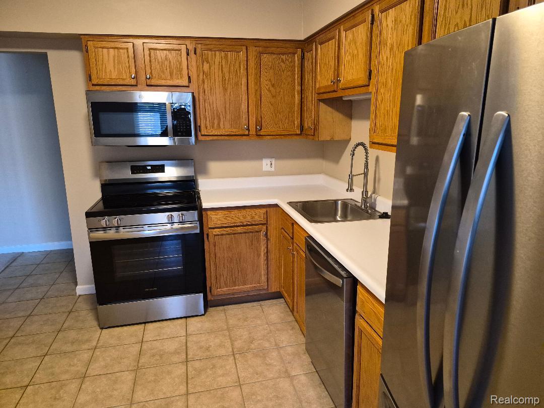 6139 Orchard Lake Road 104
