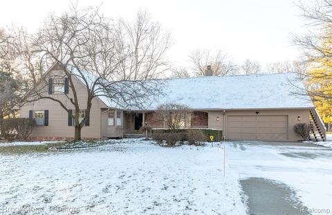 2734 LENOX Troy City MI 48098