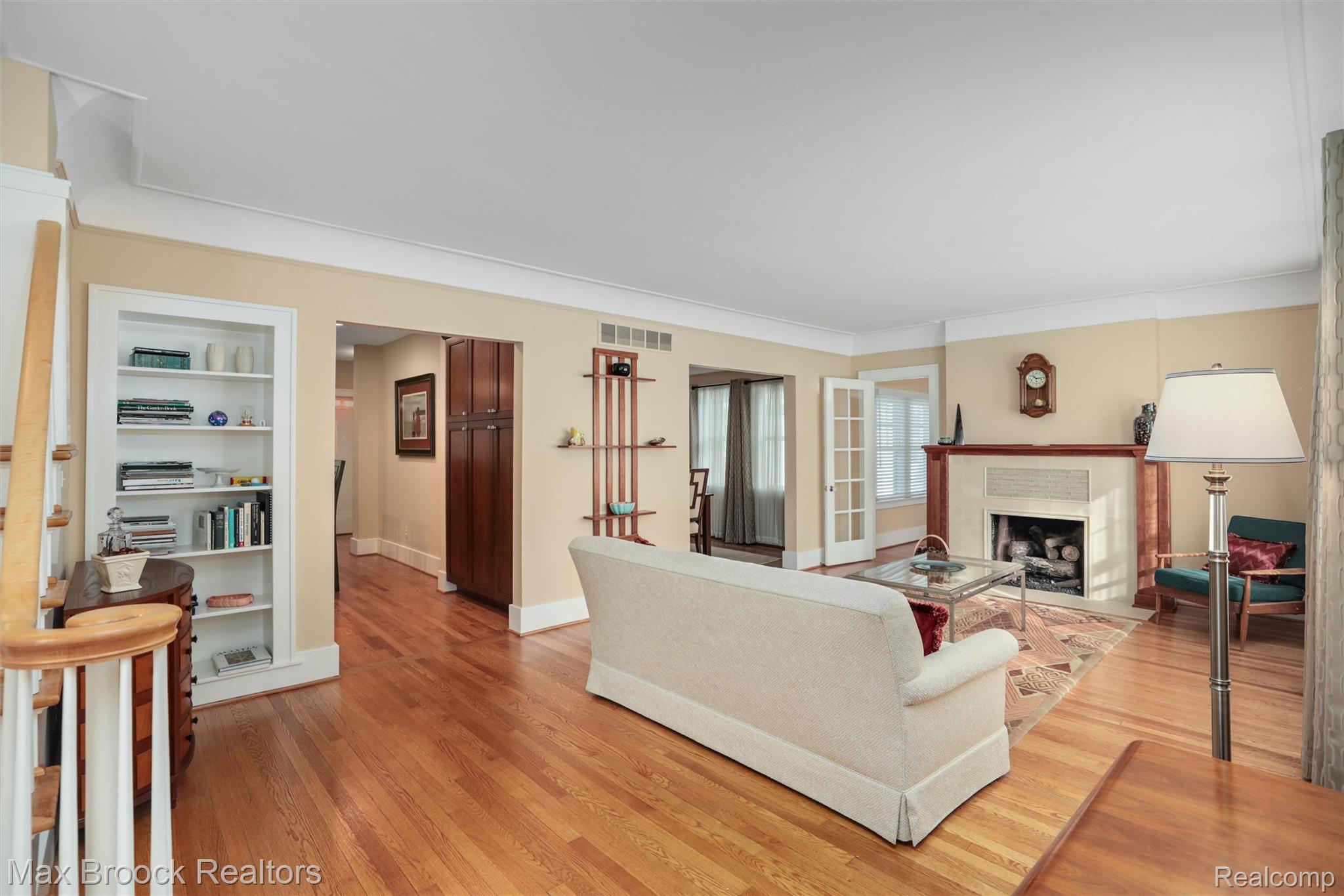 46 Oakdale Boulevard