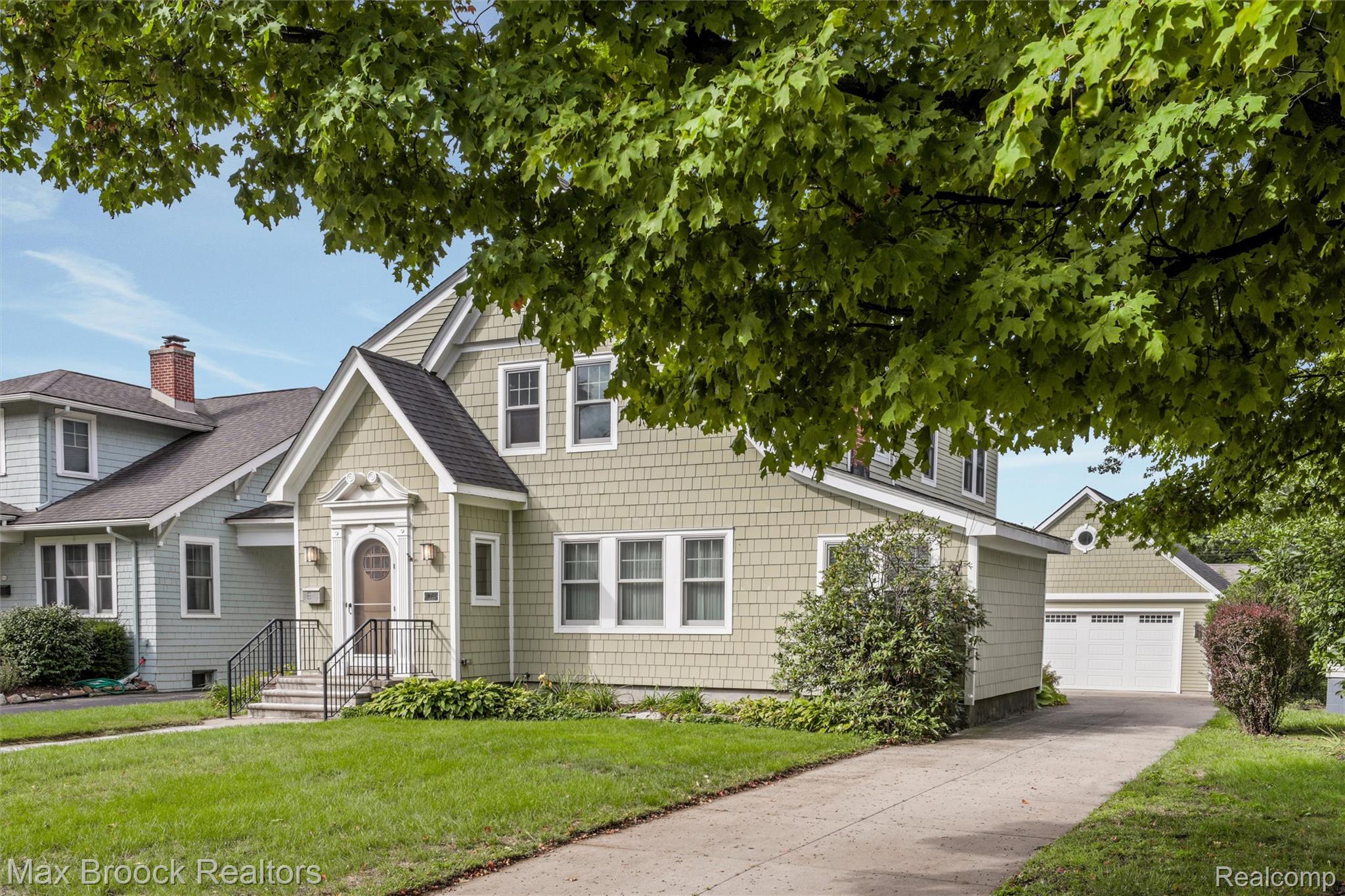 46 Oakdale Boulevard