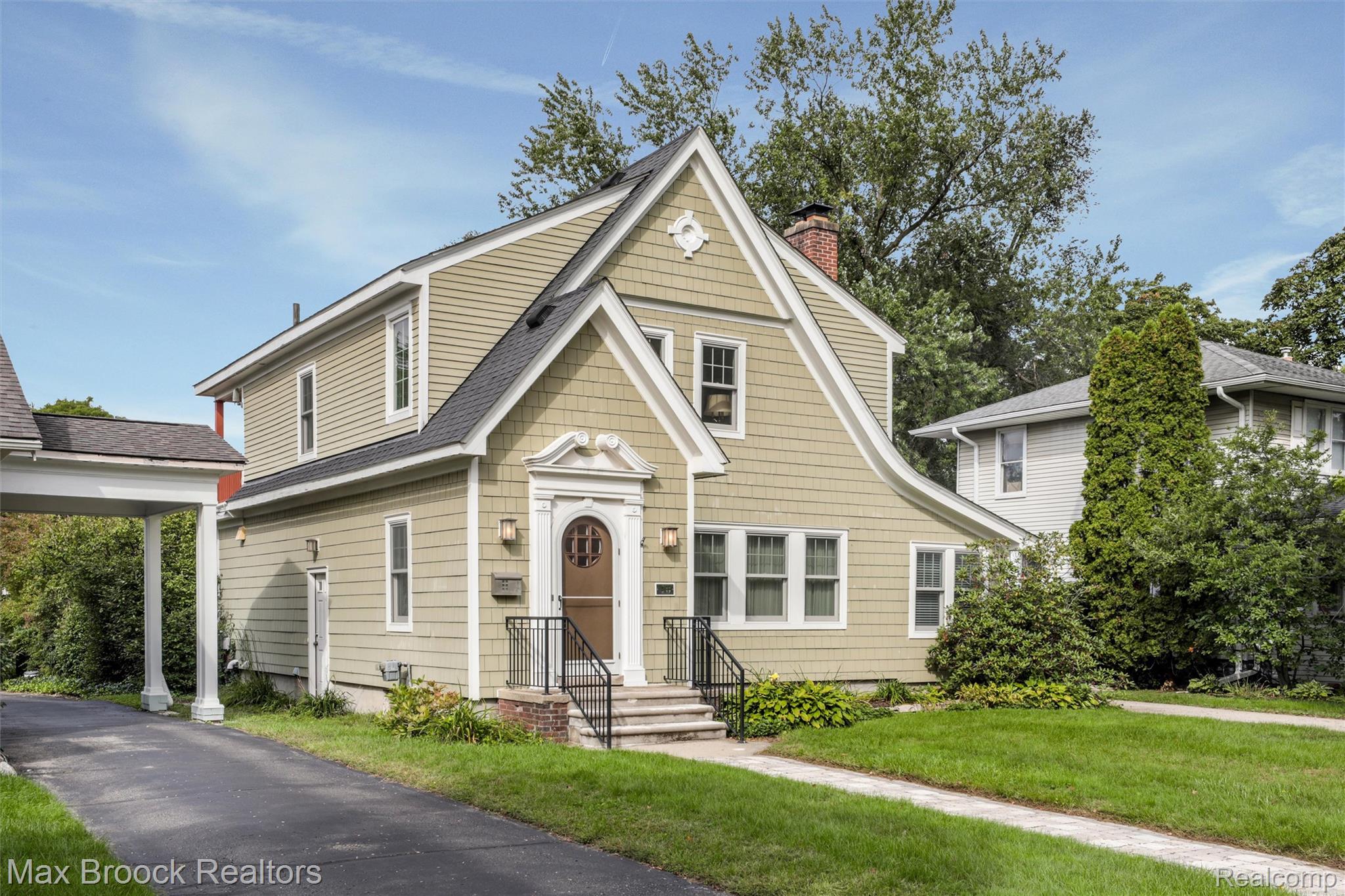 46 Oakdale Boulevard