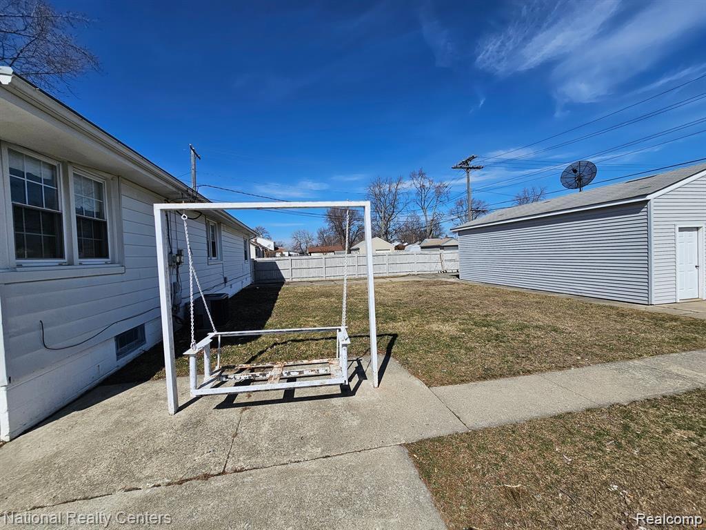 13621 MULBERRY Street