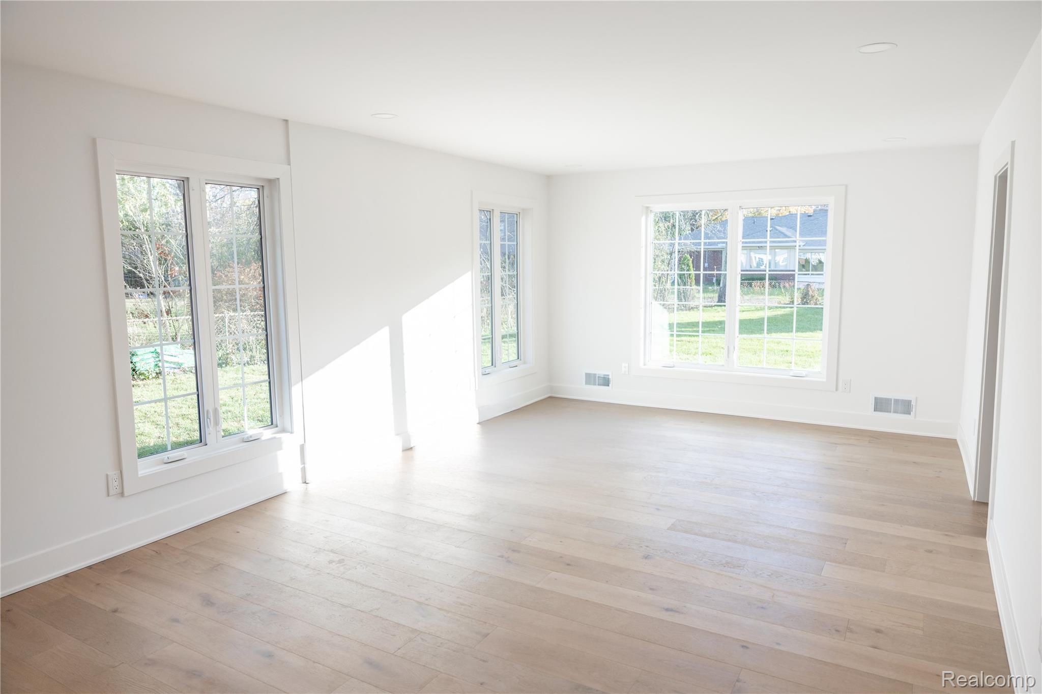 963 Lochmoor Boulevard