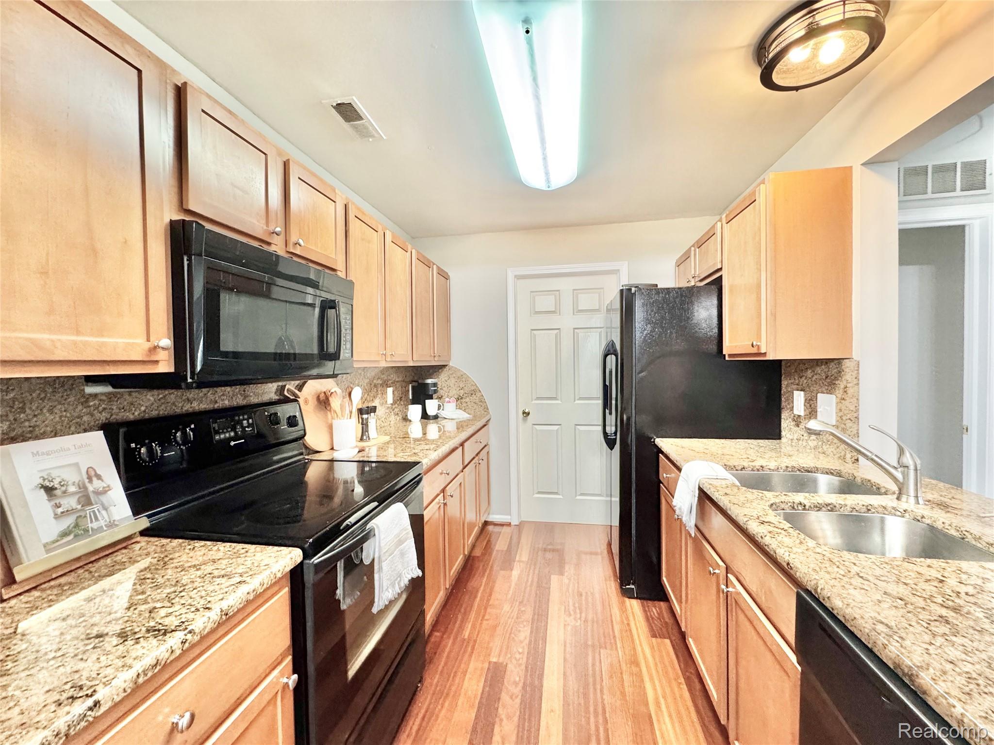 Livonia City, Michigan 48150, United States, 2 Bedrooms Bedrooms, ,2 BathroomsBathrooms,Residential,Coming Soon,195006