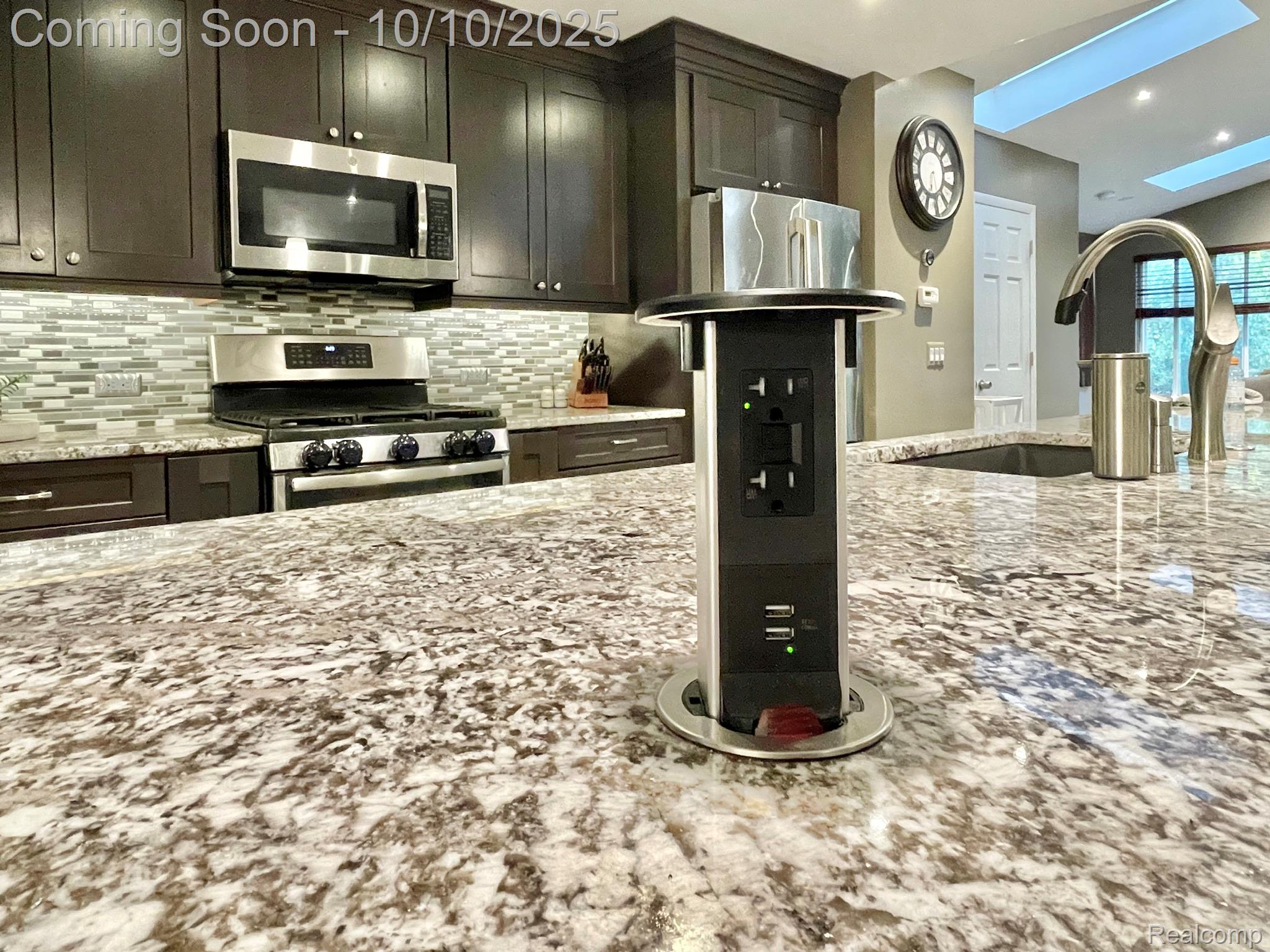 Troy City, Michigan 48098, United States, 5 Bedrooms Bedrooms, ,2 BathroomsBathrooms,Residential,Coming Soon,223796