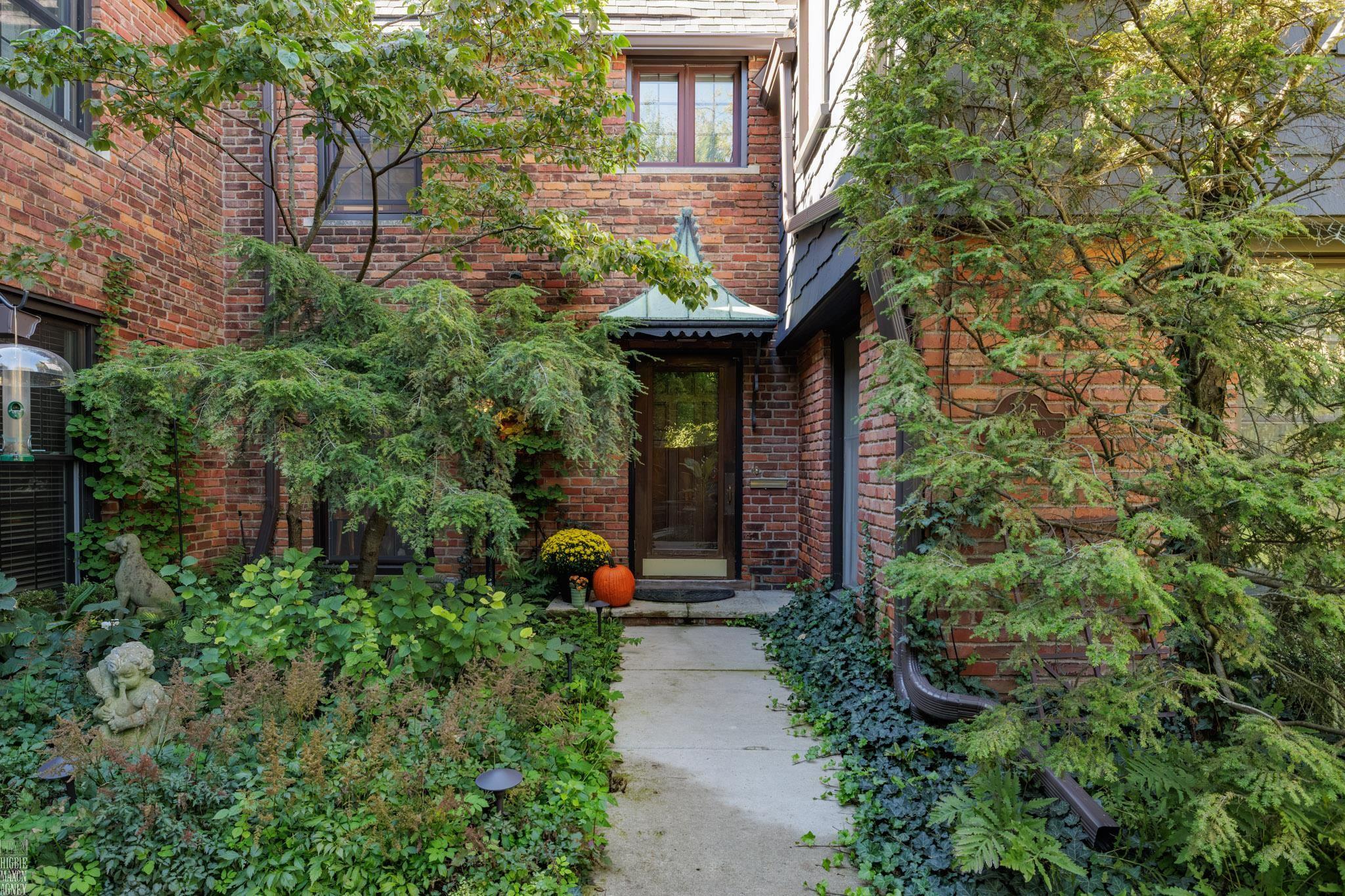 325 Rivard Boulevard