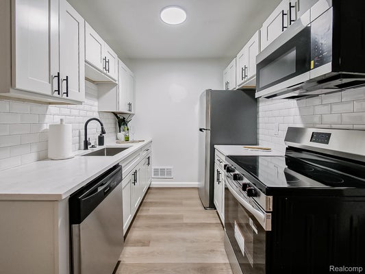40315 PLYMOUTH RD APT 203, PLYMOUTH, MI 48170 - Image 52ccbba714f7cc8f24e0e24083b32fc7/33024253