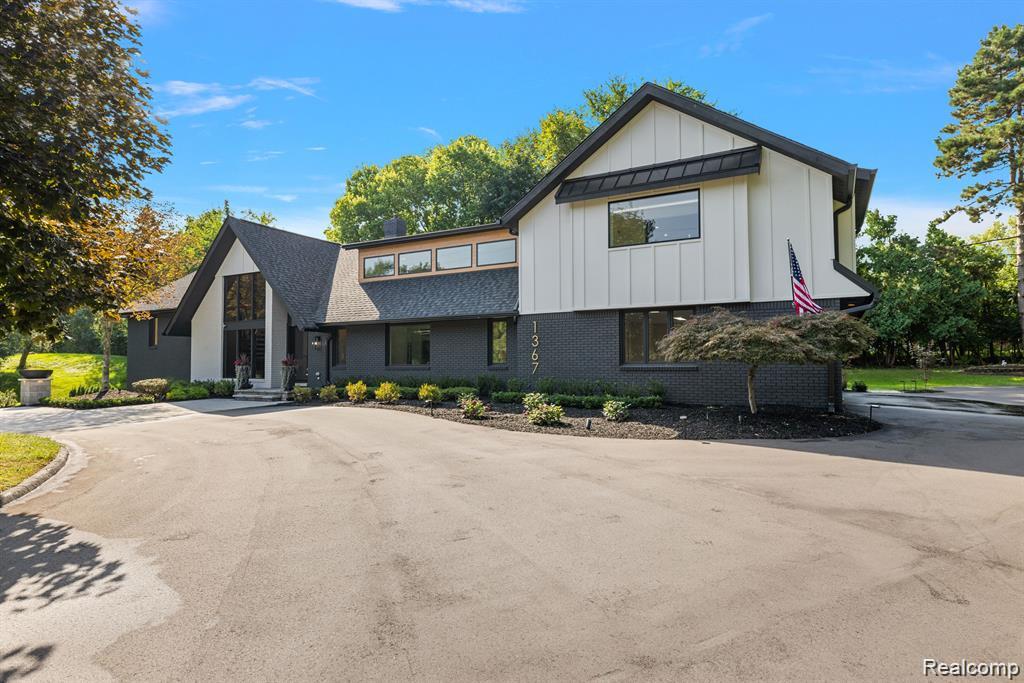 1367 W LONG LAKE Road
