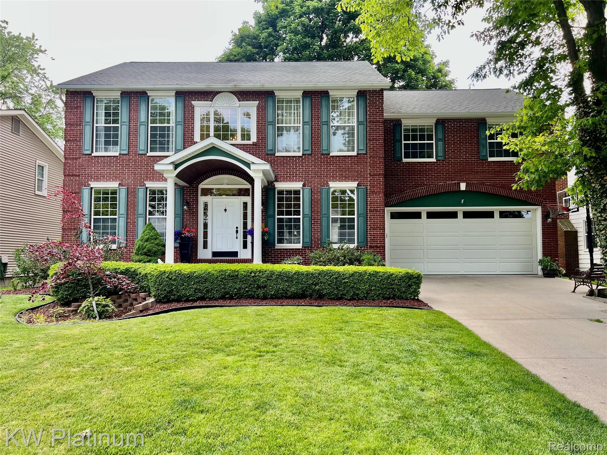 3105 E Woodland Drive