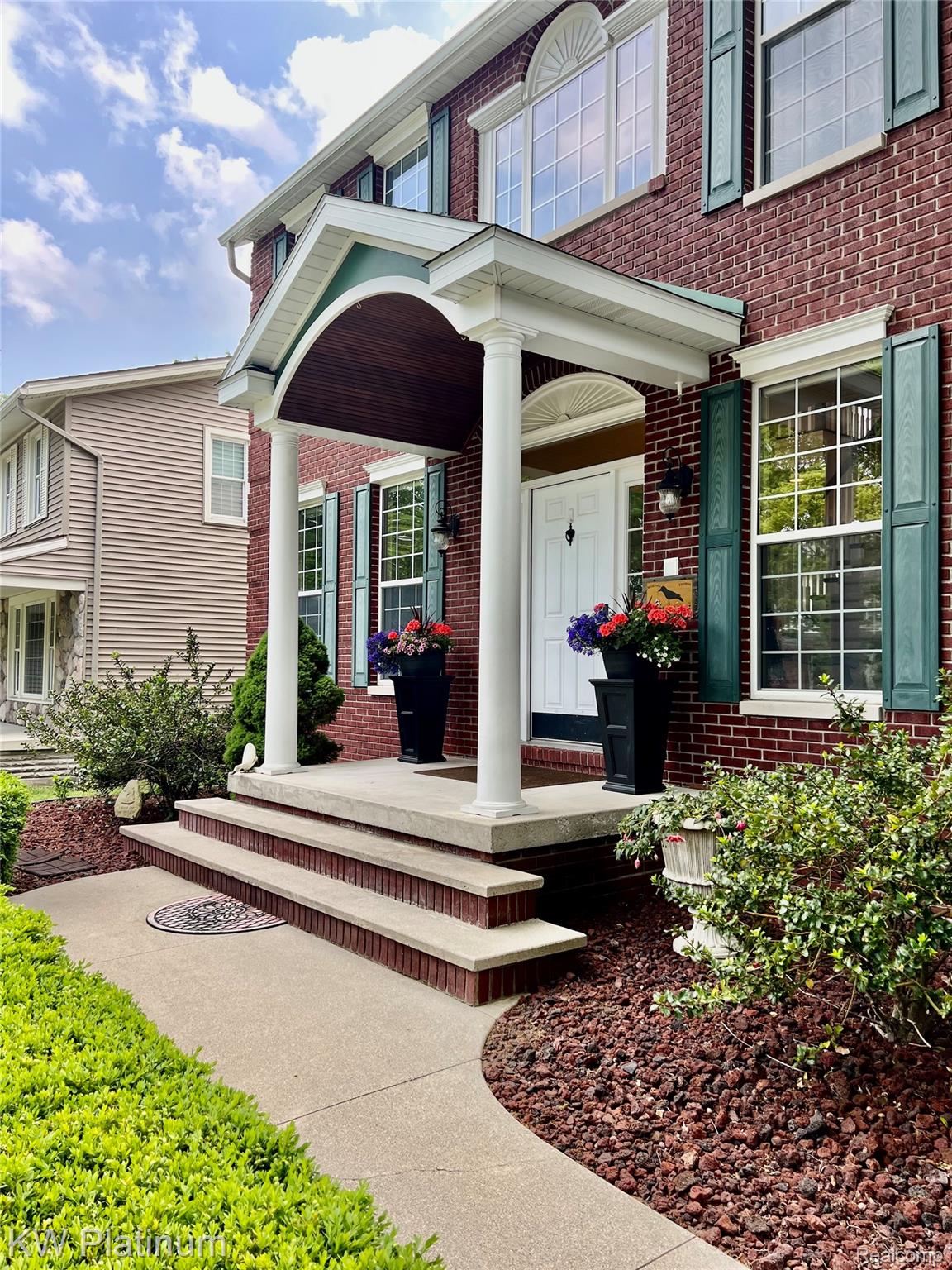 3105 E Woodland Drive