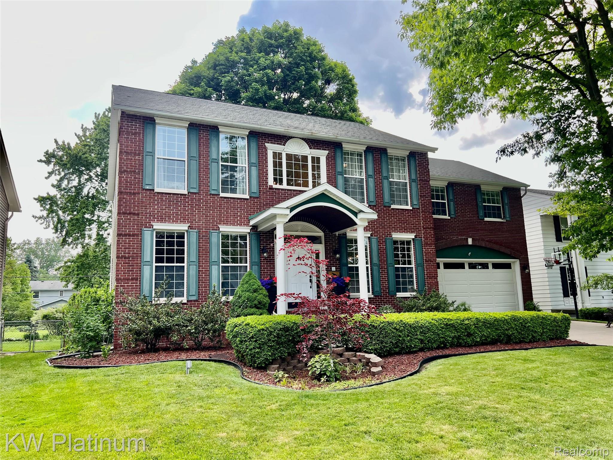3105 E Woodland Drive