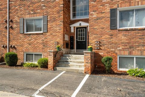 31831 GRAND RIVER Avenue 27 Farmington City MI 48336