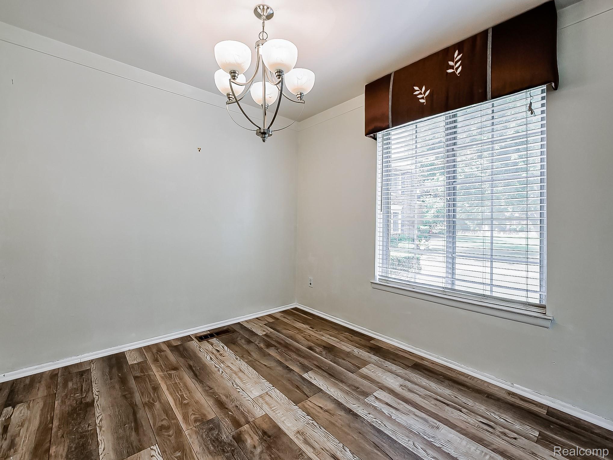 635 E Fox Hills Drive