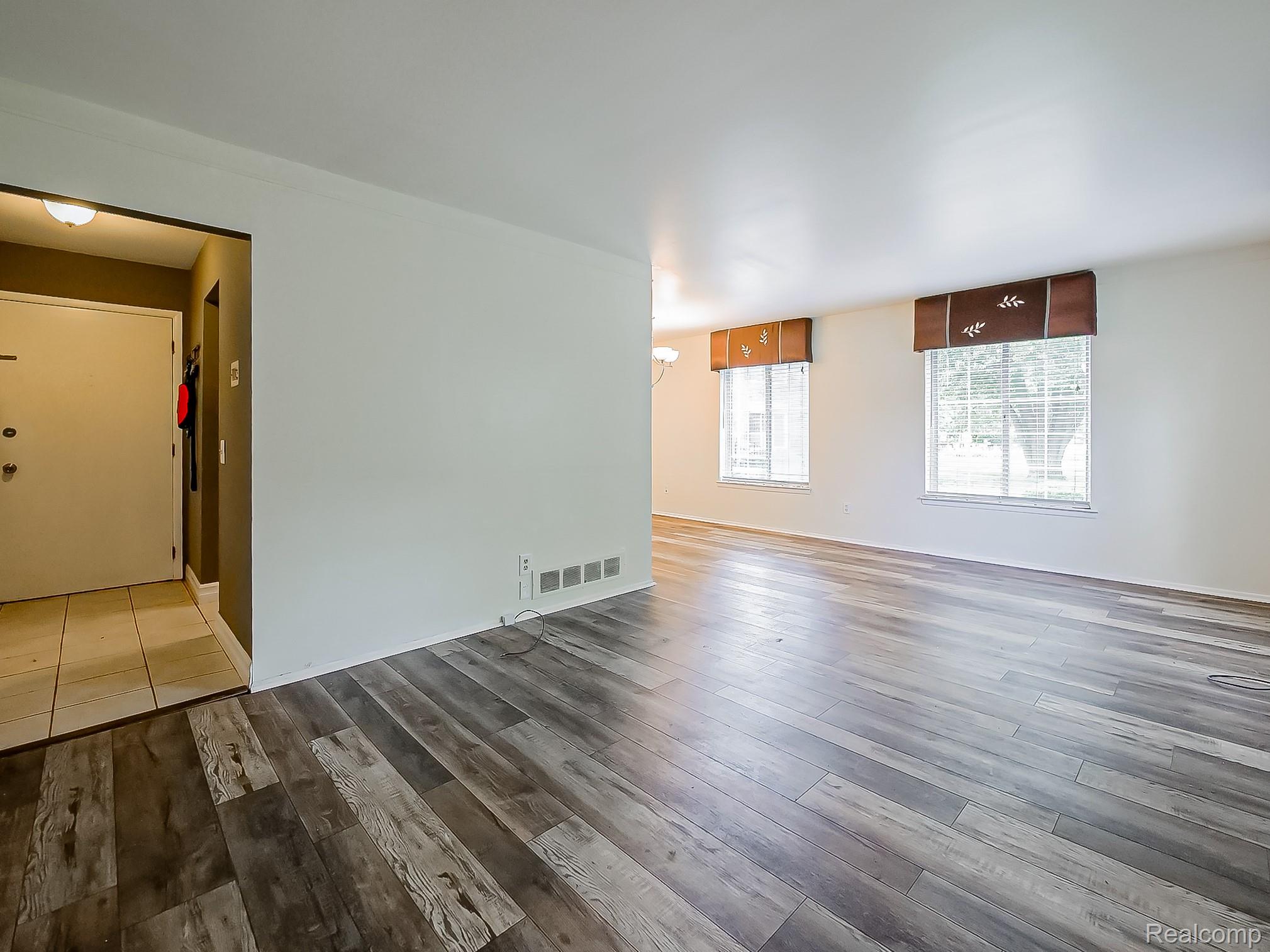 635 E Fox Hills Drive