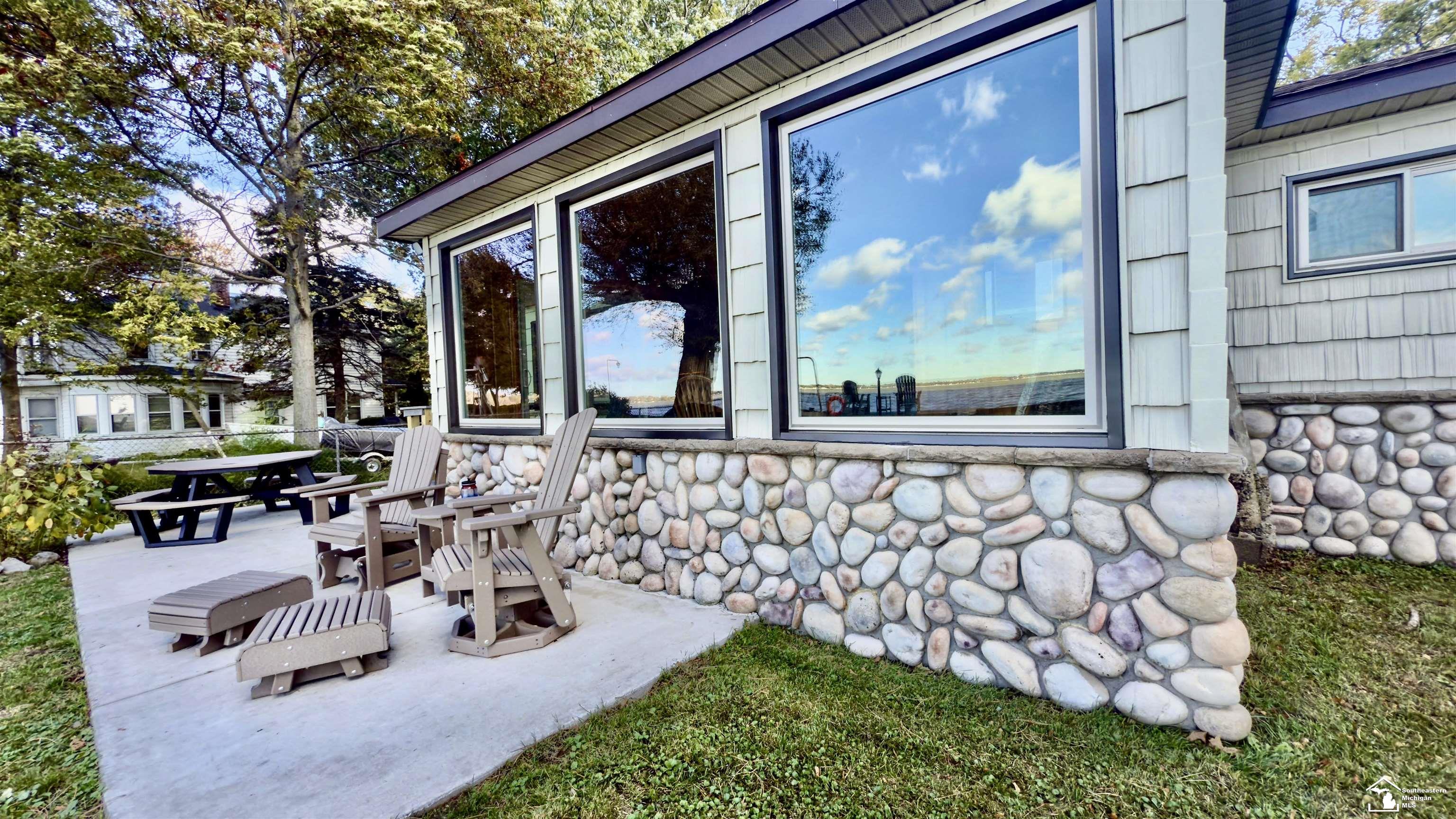 3515 Lakeshore Drive