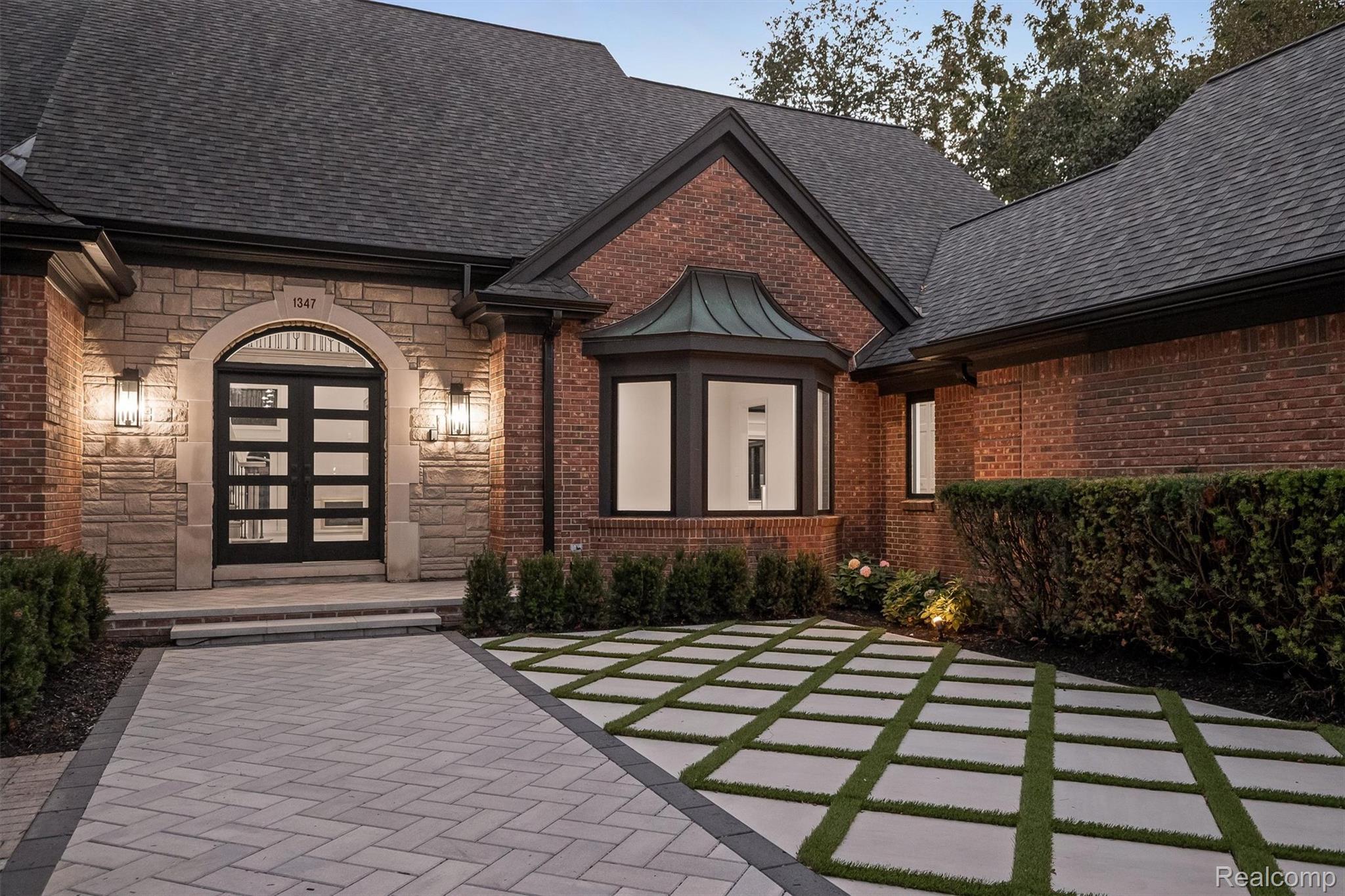 1347 N Carillon Court