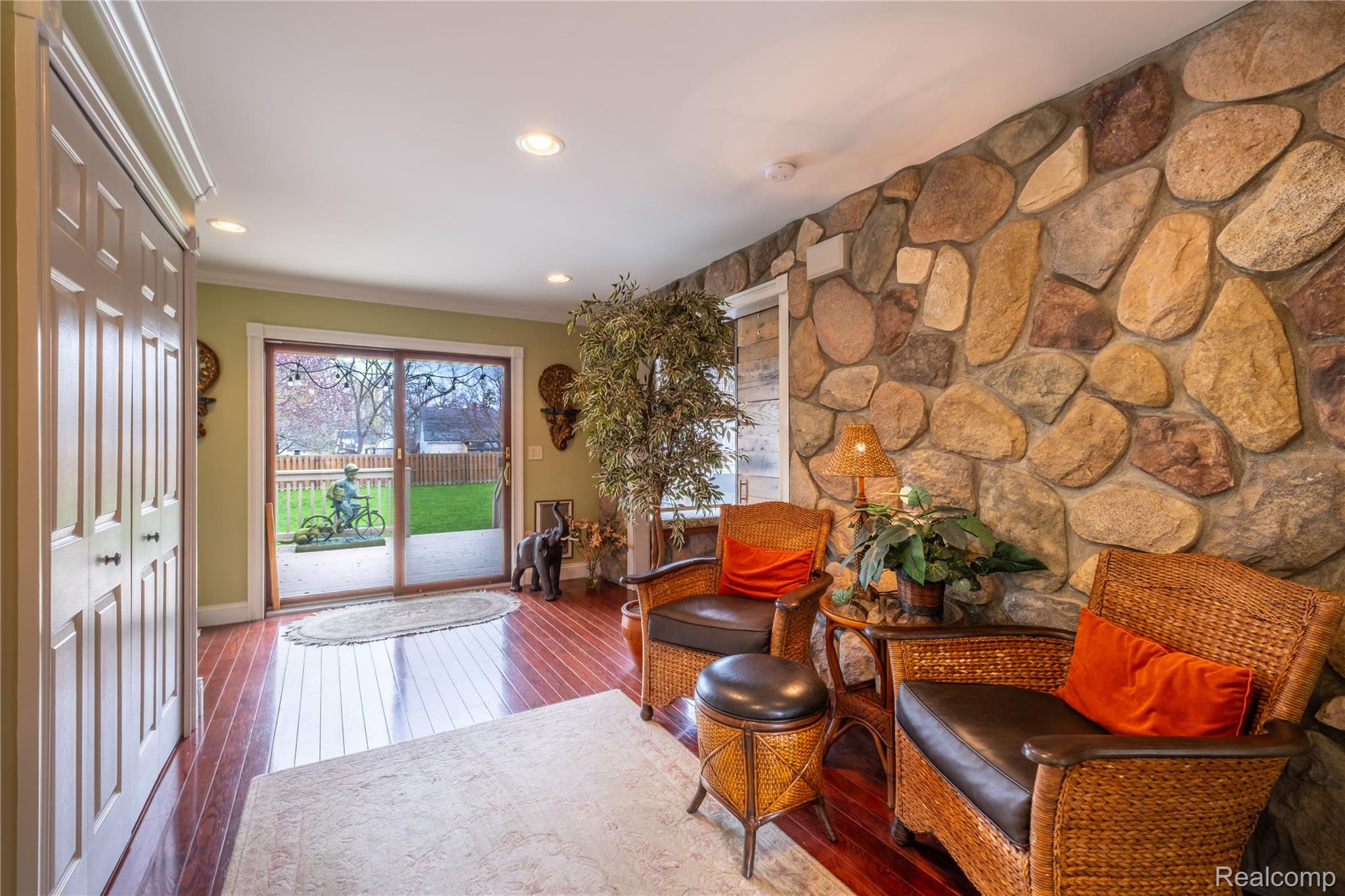 208 W Rockwell Street