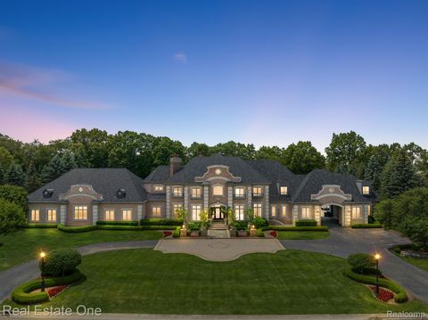 5174 BARRINGTON Drive Oakland Charter Township MI 48306