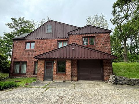 109 W Kennett Road Pontiac City MI 48340