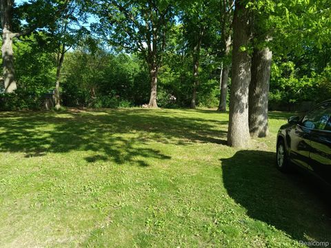 20800 Parklawn Avenue Oak Park City MI 48237