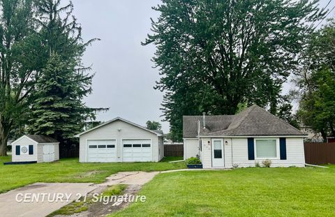 Photo of 415 Hickory Street, Carrollton Township, MI 48724 (MLS # 61050208811)