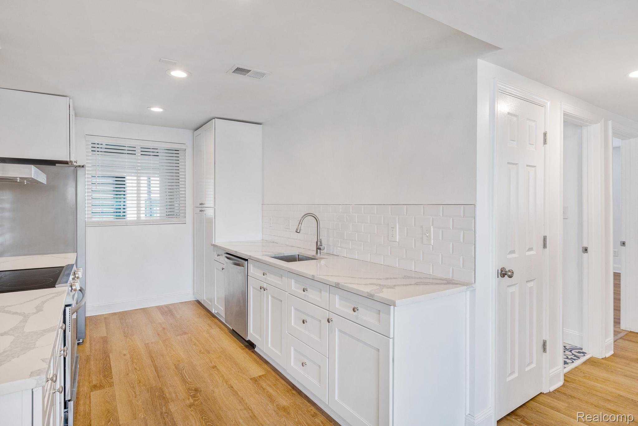 HazelParkCity_Oakland, Michigan 48030, United States, 4 Bedrooms Bedrooms, ,5 BathroomsBathrooms,Residential,Active,104198