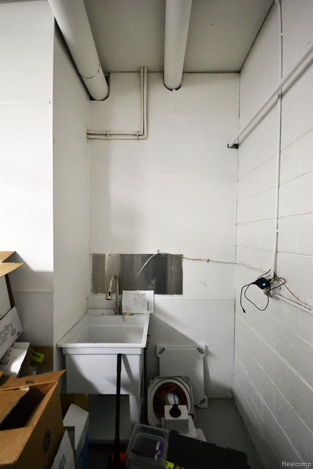 HazelParkCity_Oakland, Michigan 48030, United States, 4 Bedrooms Bedrooms, ,5 BathroomsBathrooms,Residential,Active,104198