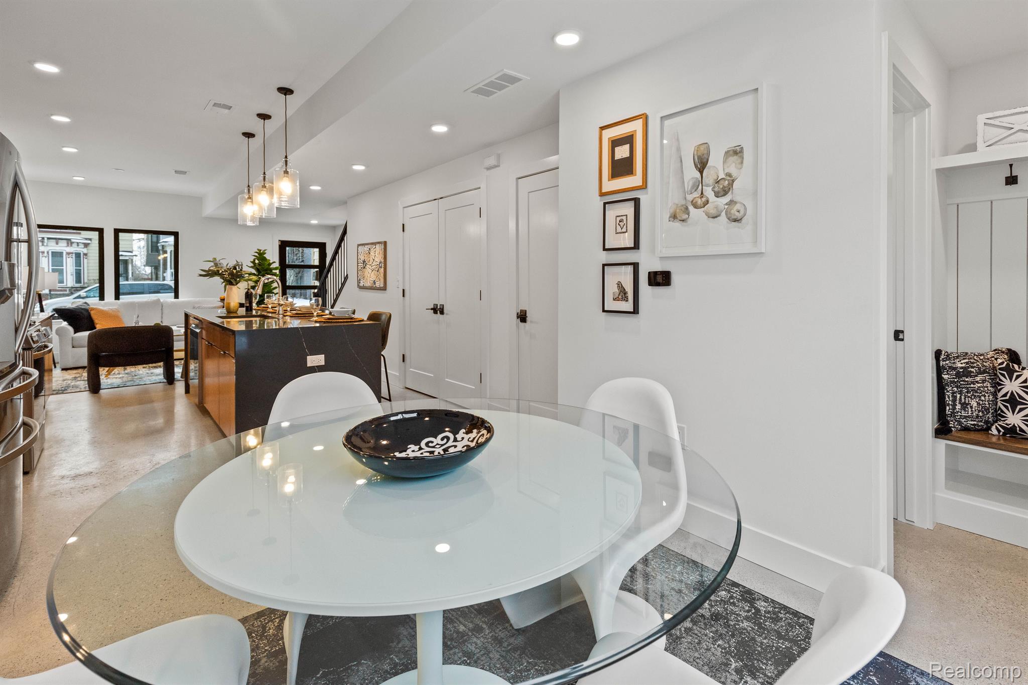 Detroit, Michigan 48208, United States, 2 Bedrooms Bedrooms, ,3 BathroomsBathrooms,Residential,Active,31568