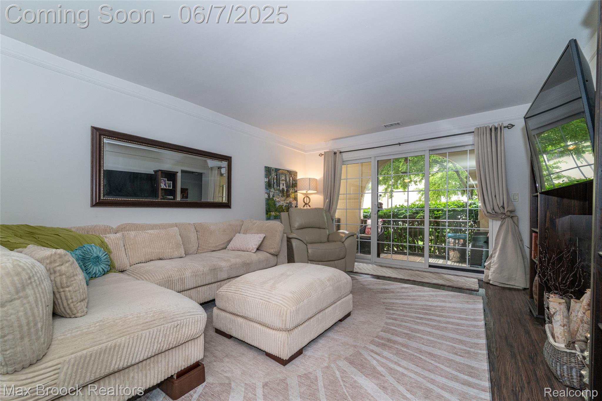42160 Woodward Avenue 37