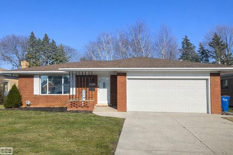 27738 Roan Avenue Warren City MI 48093