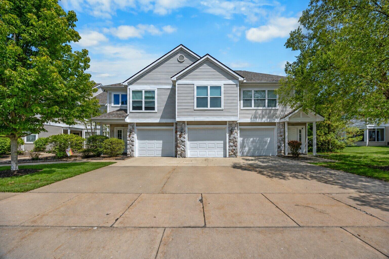 717 Fieldstone Circle W