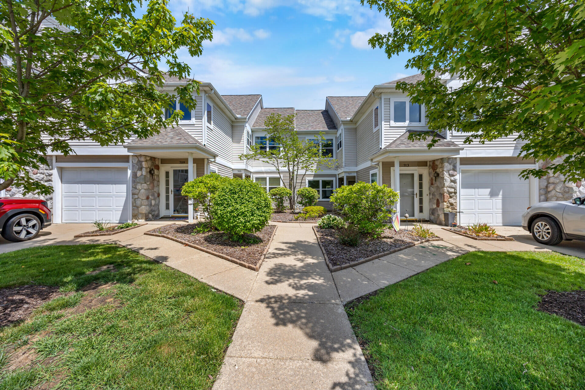 717 Fieldstone Circle W
