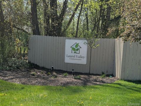 1390 Laurel Valley Drive Waterford Charter Township MI 48327