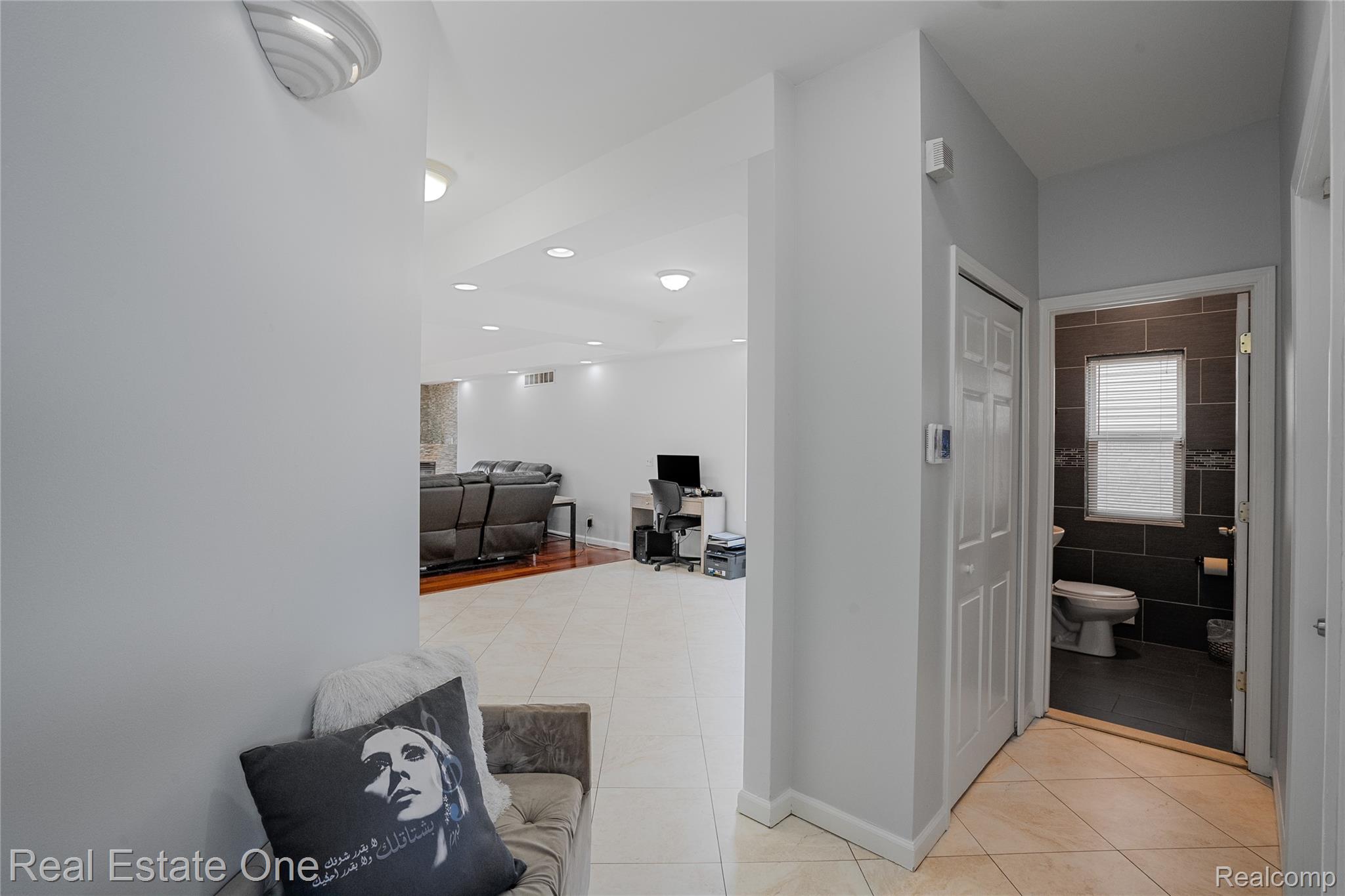 6067 N Vernon Street