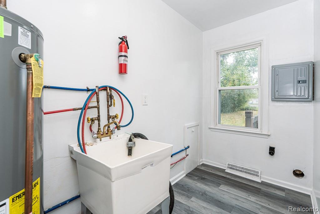 Warren City, Michigan 48089, United States, 2 Bedrooms Bedrooms, ,1 BathroomBathrooms,Residential,Active,215118