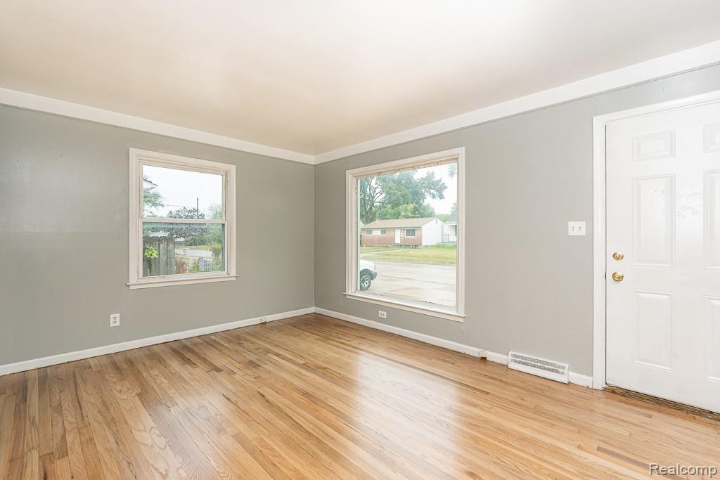 Warren City, Michigan 48089, United States, 2 Bedrooms Bedrooms, ,1 BathroomBathrooms,Residential,Active,215118