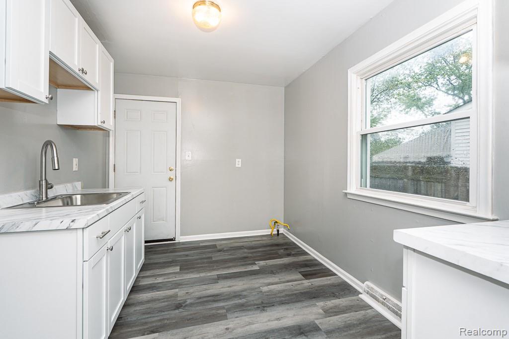 Warren City, Michigan 48089, United States, 2 Bedrooms Bedrooms, ,1 BathroomBathrooms,Residential,Active,215118