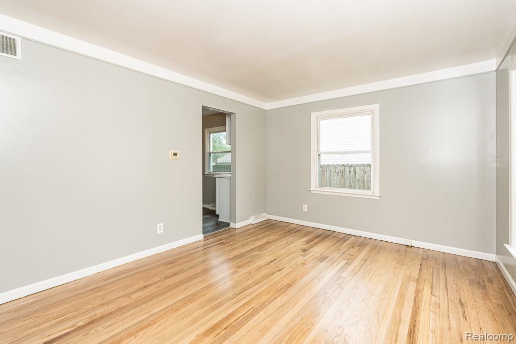 Warren City, Michigan 48089, United States, 2 Bedrooms Bedrooms, ,1 BathroomBathrooms,Residential,Active,215118