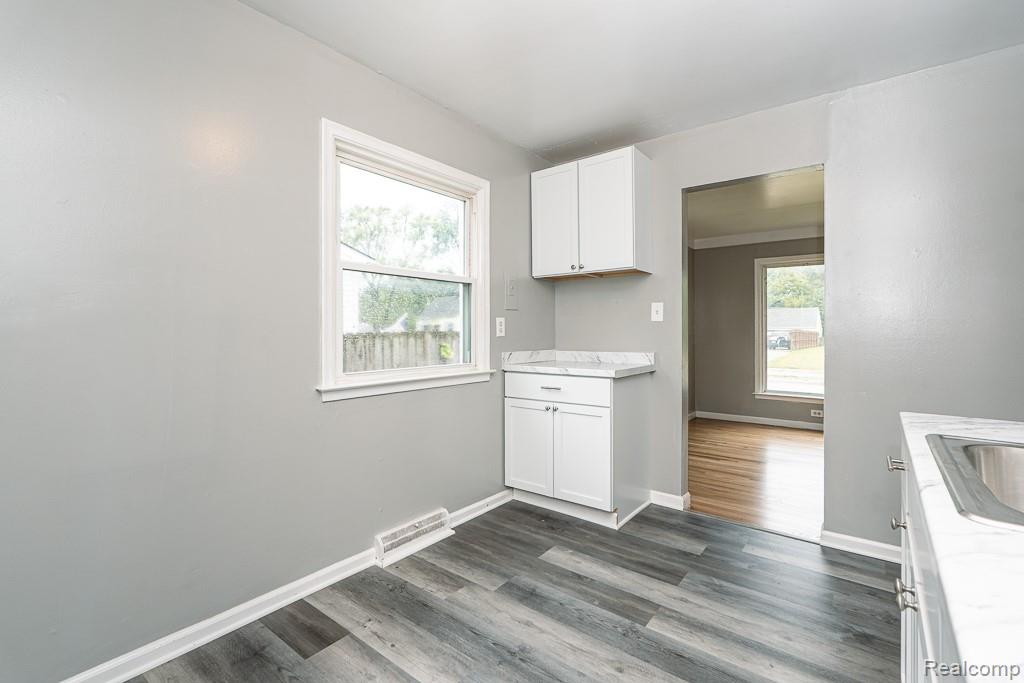 Warren City, Michigan 48089, United States, 2 Bedrooms Bedrooms, ,1 BathroomBathrooms,Residential,Active,215118