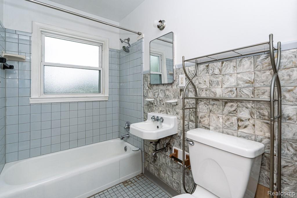 Warren City, Michigan 48089, United States, 2 Bedrooms Bedrooms, ,1 BathroomBathrooms,Residential,Active,215118