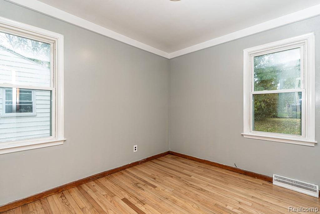 Warren City, Michigan 48089, United States, 2 Bedrooms Bedrooms, ,1 BathroomBathrooms,Residential,Active,215118