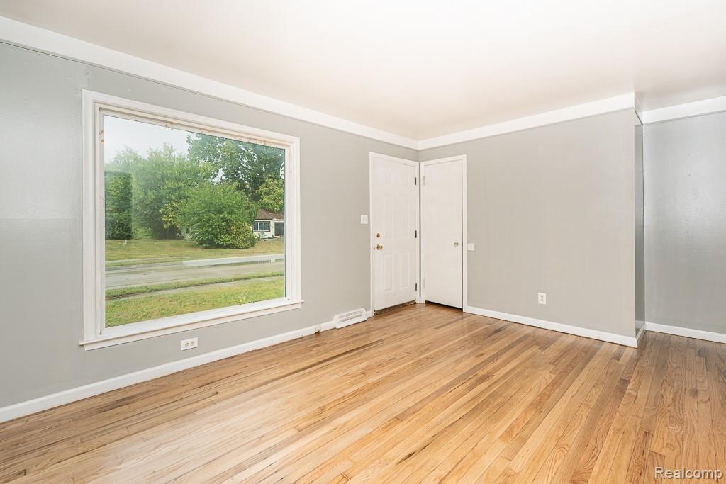 Warren City, Michigan 48089, United States, 2 Bedrooms Bedrooms, ,1 BathroomBathrooms,Residential,Active,215118