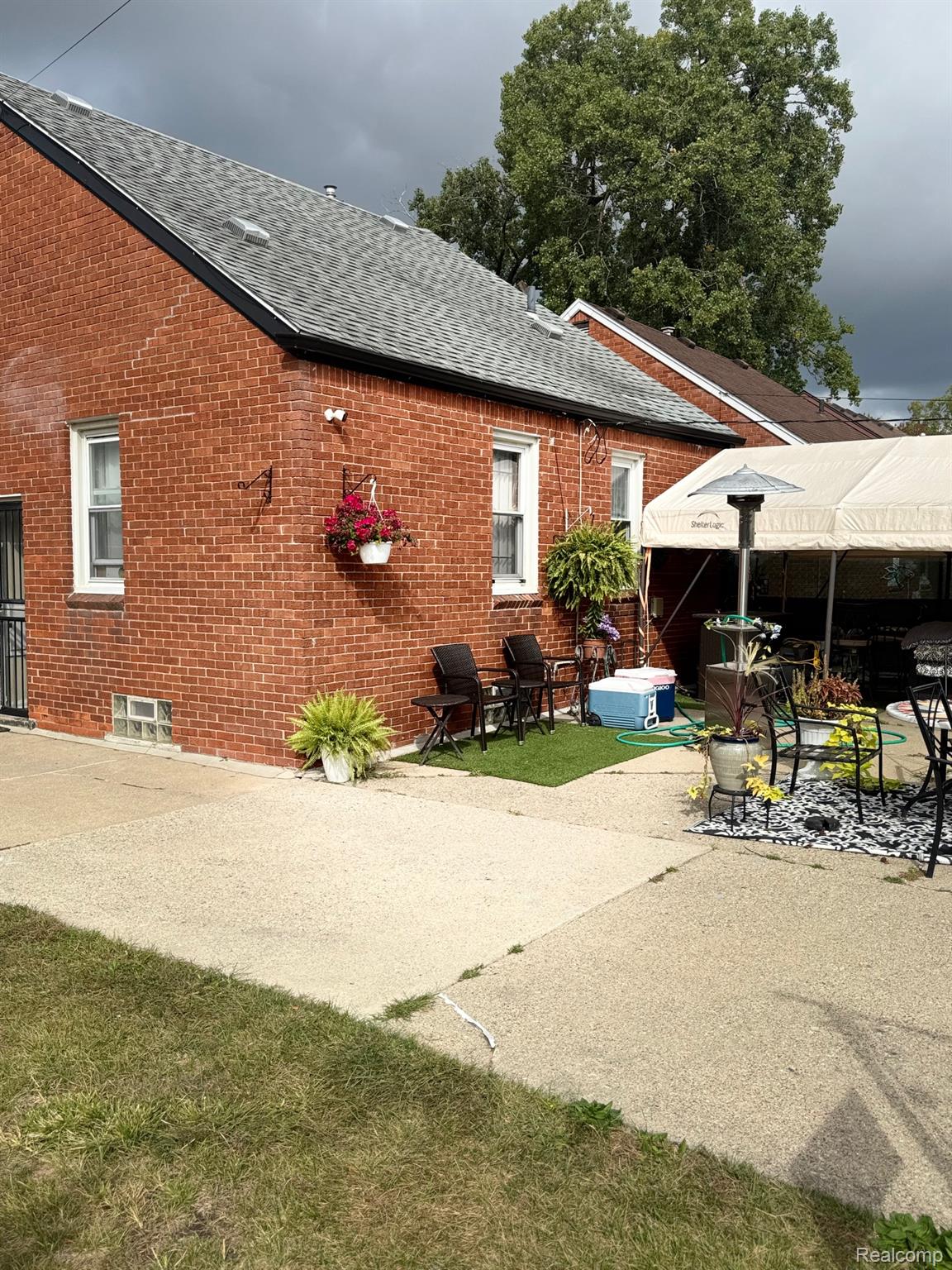 20210 Winthrop Street