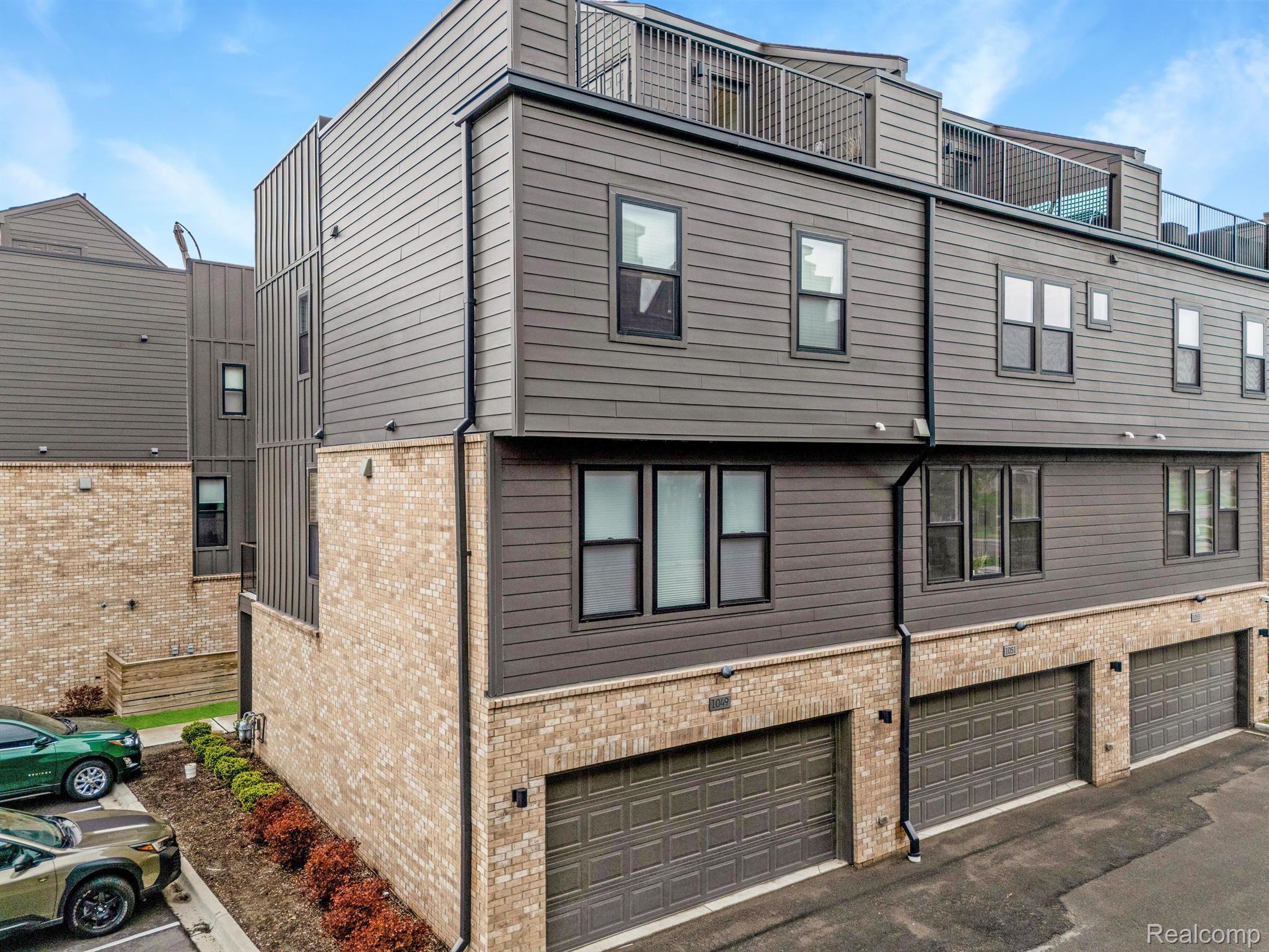 1049 HAMPTON Circle 44