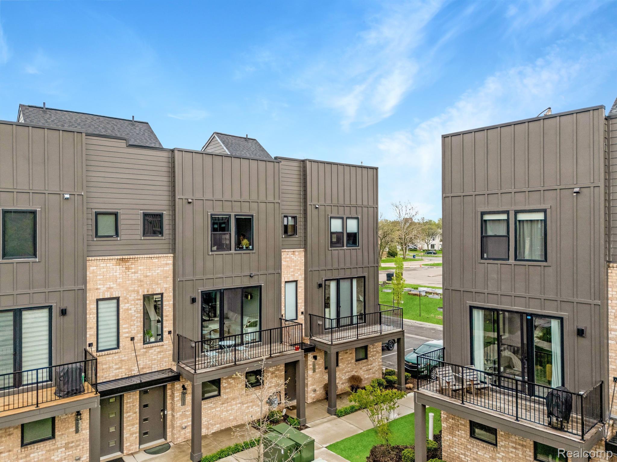 1049 HAMPTON Circle 44