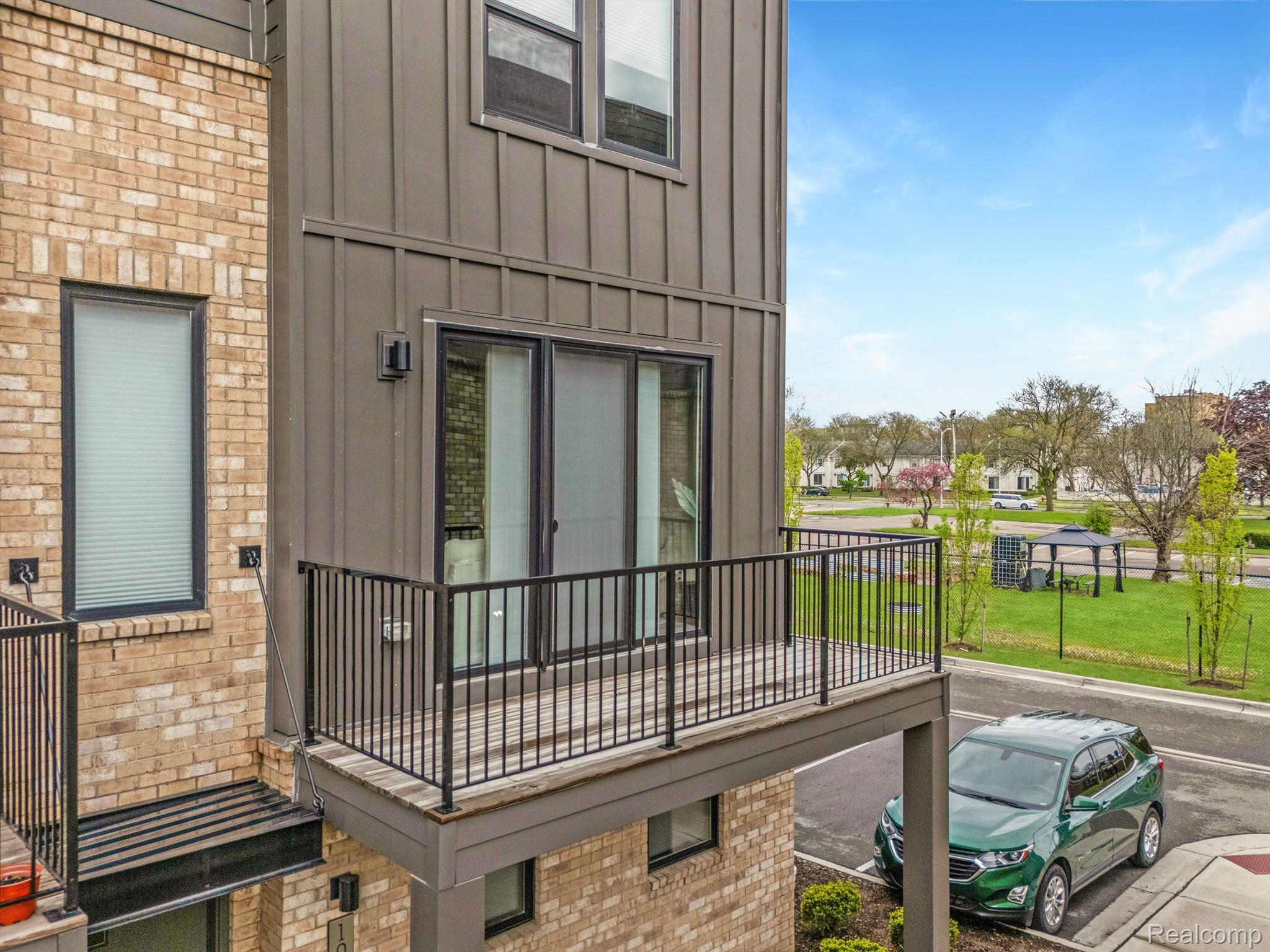 1049 HAMPTON Circle 44