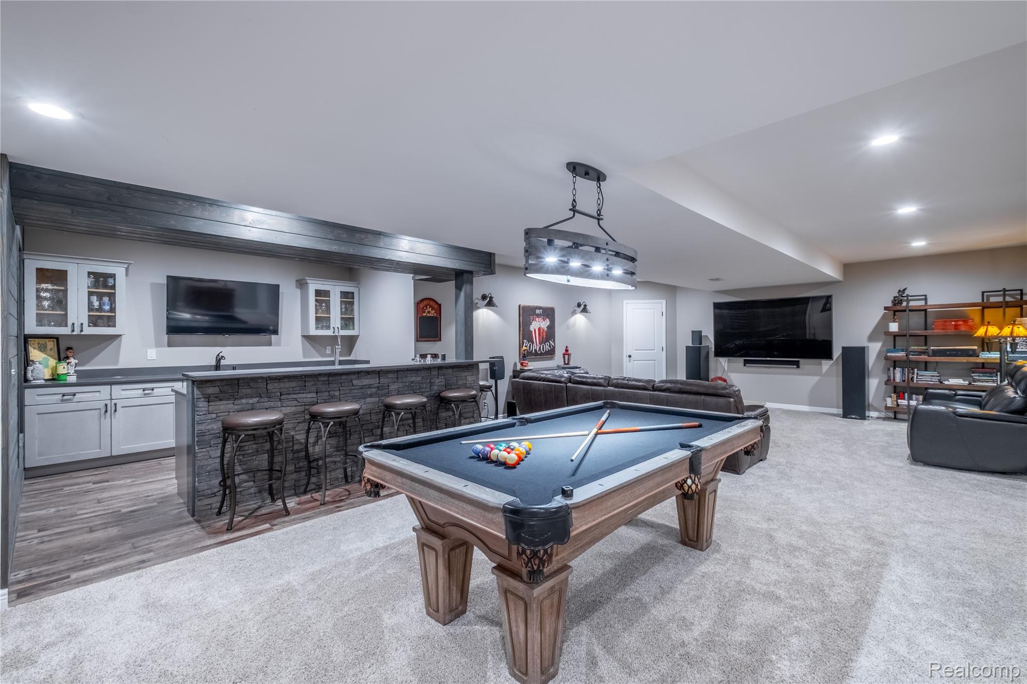 Northville City, Michigan 48167, United States, 4 Bedrooms Bedrooms, ,4 BathroomsBathrooms,Residential,Pending,217043