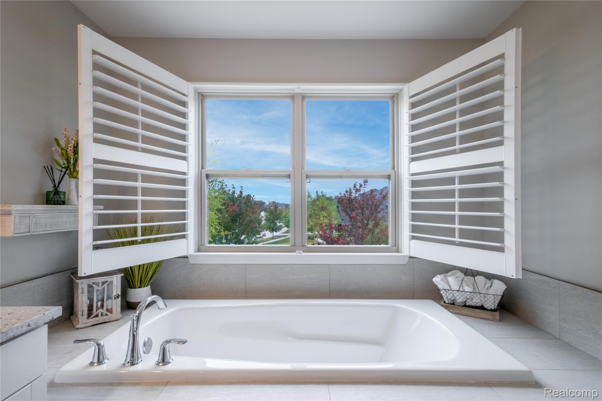 Northville City, Michigan 48167, United States, 4 Bedrooms Bedrooms, ,4 BathroomsBathrooms,Residential,Pending,217043